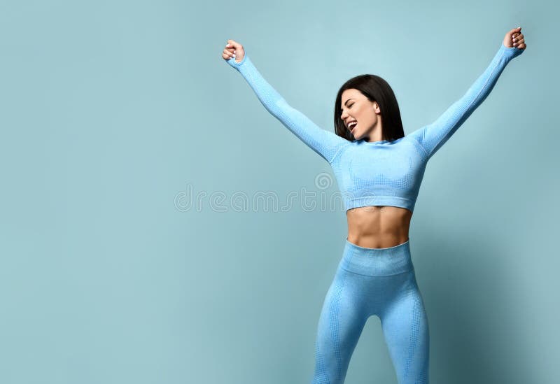 Hermosa Fitness Modelo Chicas Posando Con Deportiva. Chica En Concepto Deportivo. archivo - Imagen de mano, cortocircuitos: 219628452