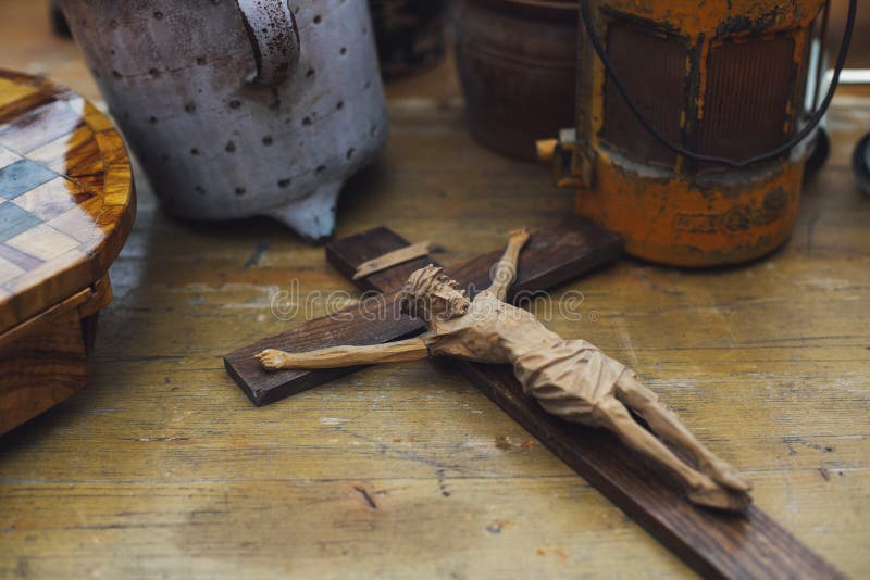 Hermosa foto de la estatua de Jesucristo en la cruz sobre una mesa en una tienda de antigüedades. imagenes de archivo Hermosa foto de la estatua de Jesucristo en la cruz sobre una mesa en una tienda de antigüedades. imagenes de archivo
