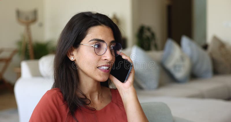Hermosa joven hispana hablando por teléfono móvil almacen de metraje de vídeo