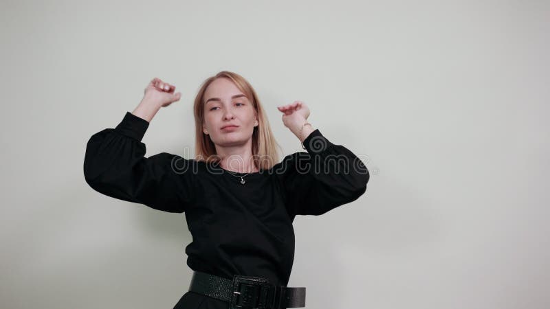Hermosa joven rubia emocionada haciendo gesto de ganadora, dice Sí metrajes