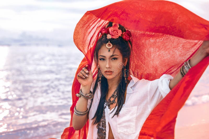 Hermosa joven y elegante mujer en la playa al atardecer fotografía de archivo