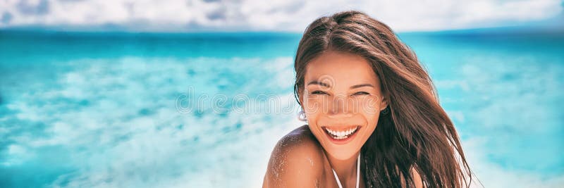 Hermosa mujer asiática sonriendo relajante en verano playa solárium banner panorama