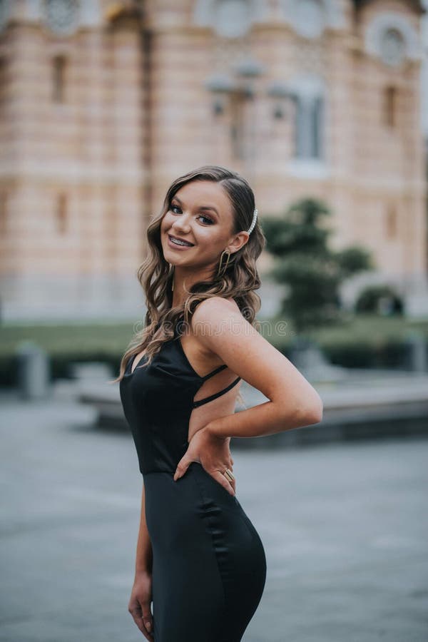 Hermosa Mujer Caucásica Sexy En Un Vestido Negro Sin Espalda En Cristo El Salvador Catedral Ortodoxa Imagen de archivo - Imagen de manera, formal: 217505305 Hermosa Mujer Caucásica Sexy En Un Vestido Negro Sin Espalda En Cristo El Salvador Catedral Ortodoxa Imagen de archivo - Imagen de manera, formal: 217505305
