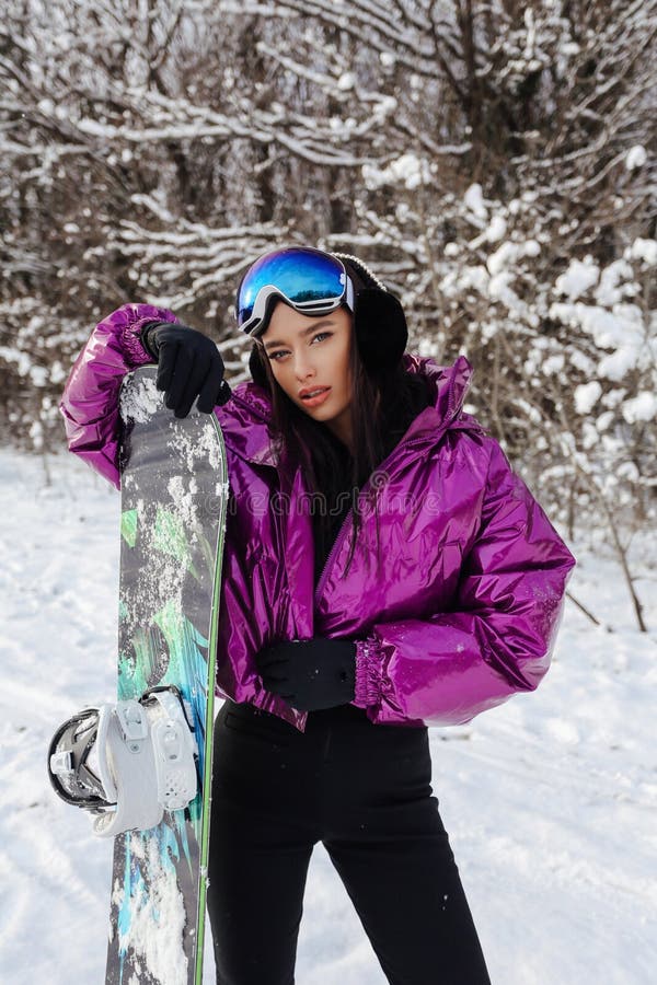 Hermosa Mujer Con Cabello Oscuro En La Ropa Deporte Que Plantea Snowboard Los Bosques Foto de archivo - Imagen de feliz, felicidad: 211196154