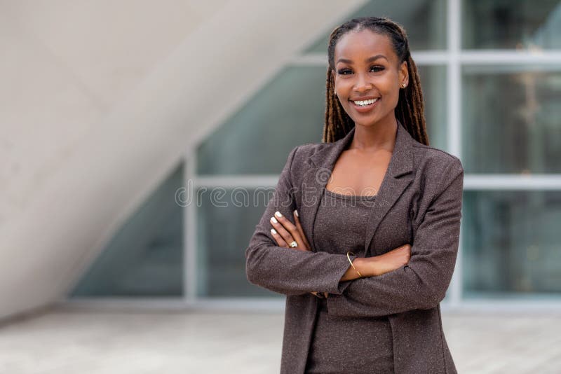 Hermosa mujer de negocios afroamericana retrato, brazos cruzados, feliz CEO