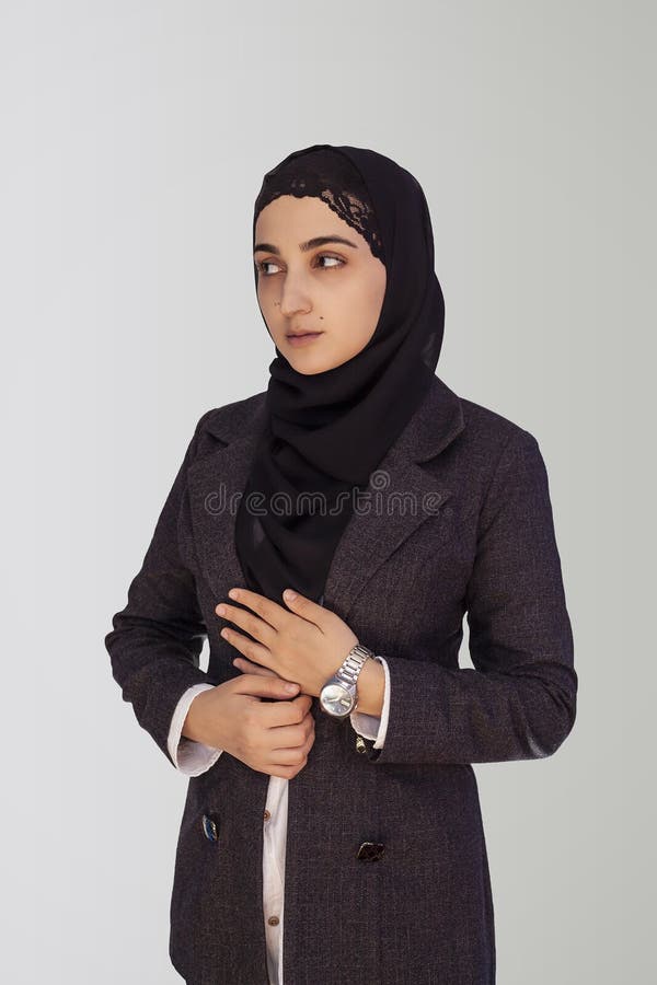Elegante mujer musulmana en ropa tradicional Islámico. Retrato de hermosa  chica del medio oriente en el hijab. Fotografía de Stock de ropa islámica,  moda Fotografía de stock - Alamy