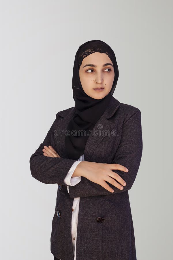 Mujer Musulmana Elegante Vestida Con Ropa Tradicional Islámica Retrato De  Una Bella Chica Del Medio Oriente Con Hiyab Foto De Arc Imagen de archivo -  Imagen de aislado, muchacha: 165224727