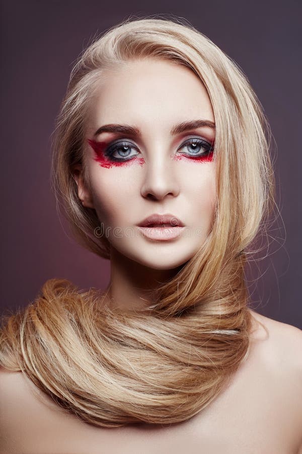 Hermosa Mujer De Pelo Largo Para Colorear En Maquillaje Natural Ultra Rubio. Rizos De Peinado Con Estilo Realizados En Un Salón De Foto de archivo - Imagen de rizado, queratina: 213983146 Hermosa Mujer De Pelo Largo Para Colorear En Maquillaje Natural Ultra Rubio. Rizos De Peinado Con Estilo Realizados En Un Salón De Foto de archivo - Imagen de rizado, queratina: 213983146
