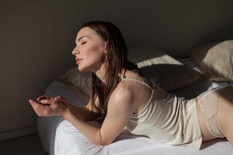 Hermosa Mujer En Interior En La Mañana Mientras Duerme En La Cama Imagen de archivo - de persona, ojos: