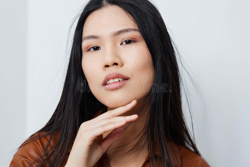 Hermosa mujer moda pelo modelo beige feminidad cosmética glamour belleza retrato asiático imagenes de archivo