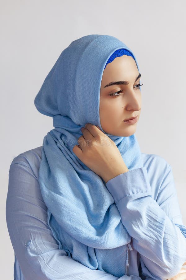 Mujer Musulmana Con Hiyab Beige Y Ropa Tradicional Rezando Por Alá Fotos,  retratos, imágenes y fotografía de archivo libres de derecho. Image  193347253