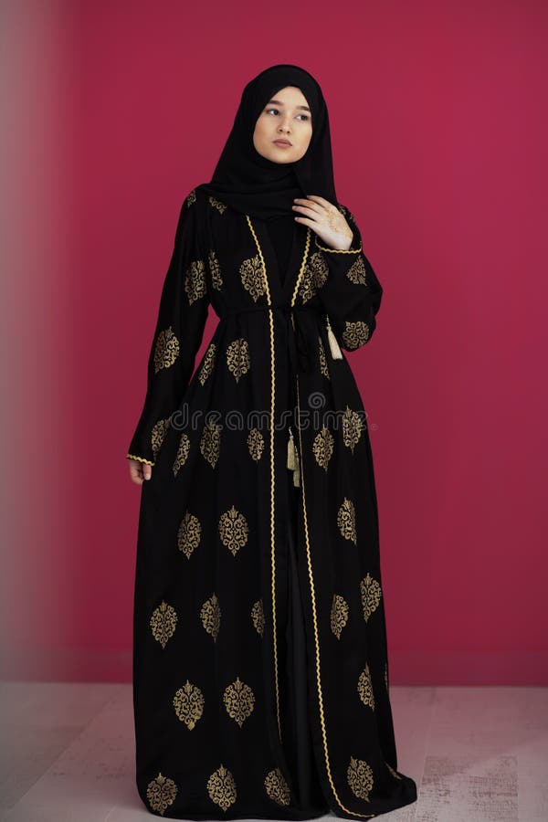 Hermosa Mujer Musulmana Con Vestimenta De Moda Con Hijab Aislada En Un  Fondo Moderno Cian Que Representa El Concepto Moderno Imagen de archivo -  Imagen de ropa, copia: 260061699
