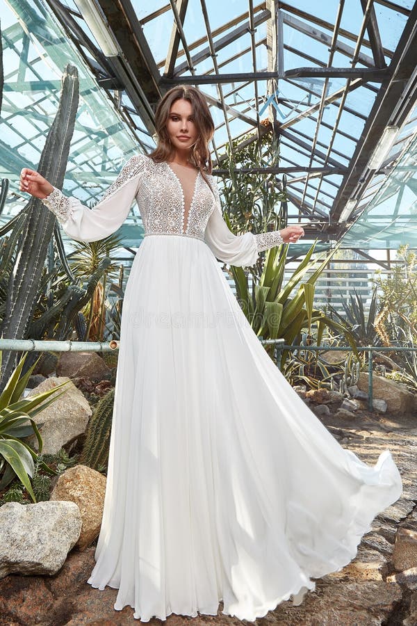 Hermosa Mujer Novia Con Vestido De Boda Blanco Largo Abrazo De Moda Celebración De Matrimonio Gran Día En El Jardín Verde Imagen de archivo - Imagen de alineada, flor: 202808153 Hermosa Mujer Novia Con Vestido De Boda Blanco Largo Abrazo De Moda Celebración De Matrimonio Gran Día En El Jardín Verde Imagen de archivo - Imagen de alineada, flor: 202808153