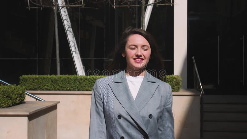 Hermosa mujer sonriente caminando por la calle.