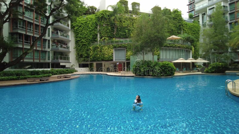 Hermosa piscina en el condominio singapur verano exterior exterior soleado vacaciones de ocio aéreo almacen de video
