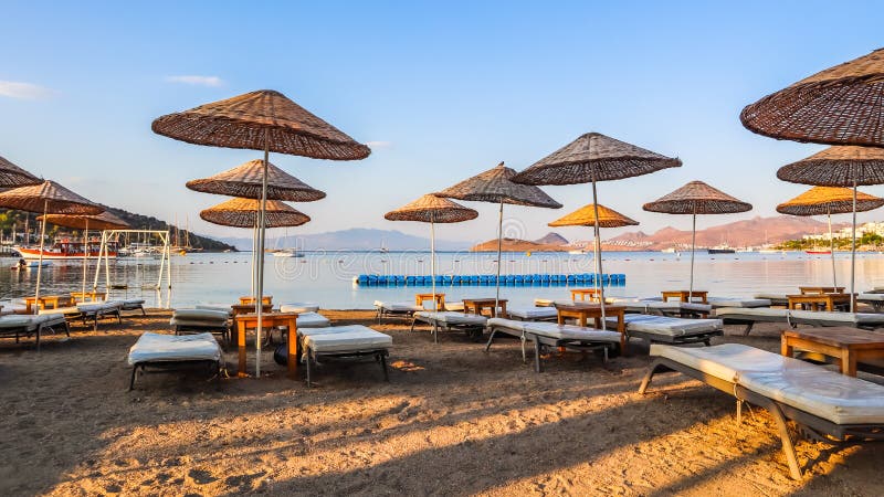 Hermosa playa a orillas de la tranquila bahía azul del Mar Egeo a primera hora de la mañana Vacaciones en la playa y destino vaca fotografía de archivo Hermosa playa a orillas de la tranquila bahía azul del Mar Egeo a primera hora de la mañana Vacaciones en la playa y destino vaca fotografía de archivo