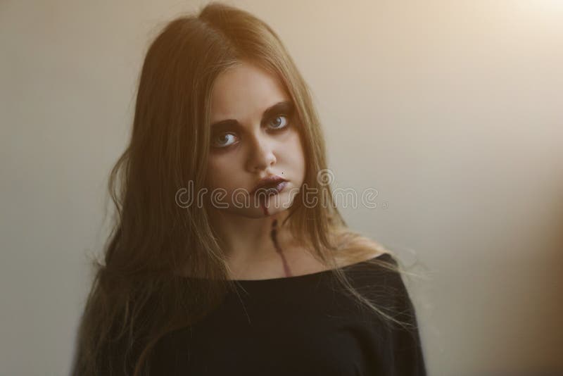 Hermosa Rubia De Cabello Largo Con Maquillaje Casero Para Halloween Imagen  de archivo - Imagen de cabritos, diablo: 157812827