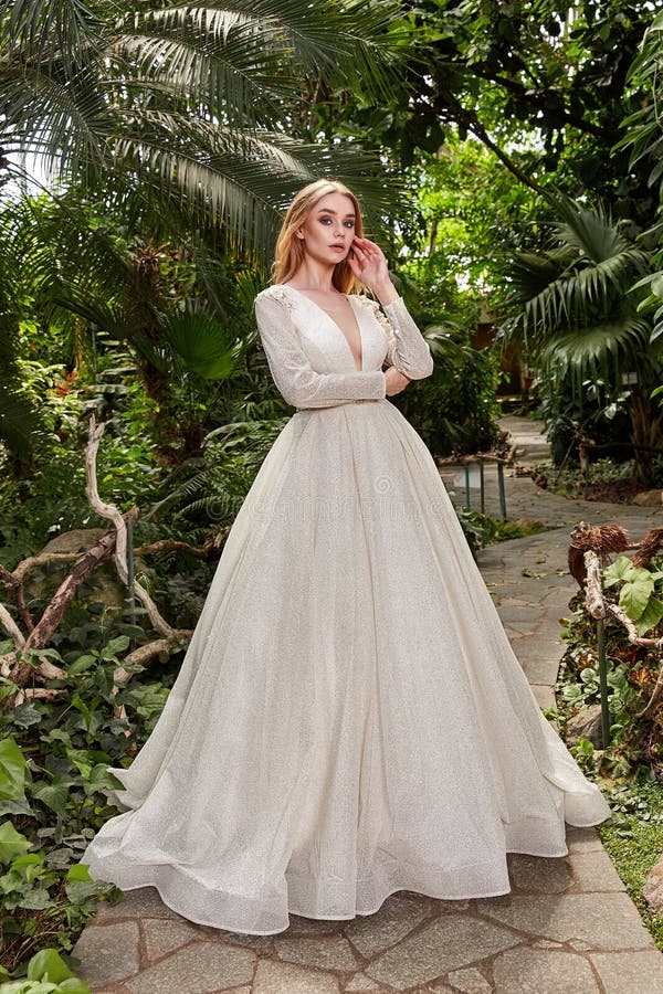 Hermosa Sexy Mujer Modelo Novia Vestido Blanco Largo De Seda Y Encaje Boda Vestido De Moda Esponsal Maquillaje Brillante Peinado R Imagen de archivo - Imagen de gente, elegancia: 205018909 Hermosa Sexy Mujer Modelo Novia Vestido Blanco Largo De Seda Y Encaje Boda Vestido De Moda Esponsal Maquillaje Brillante Peinado R Imagen de archivo - Imagen de gente, elegancia: 205018909