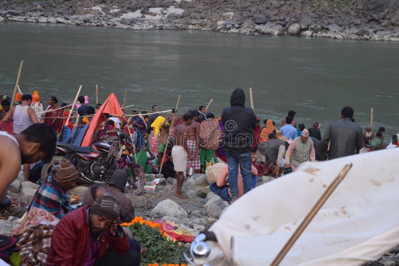 Hermosa vista cerca del río con la gente imagen de archivo libre de regalías Hermosa vista cerca del río con la gente imagen de archivo libre de regalías