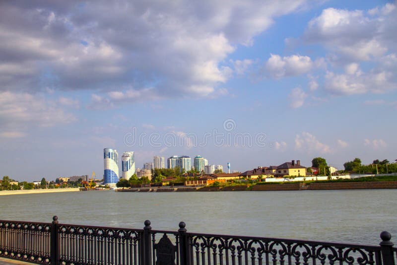 Hermosa vista de la ciudad con el río del embarcadero fotografía de archivo Hermosa vista de la ciudad con el río del embarcadero fotografía de archivo