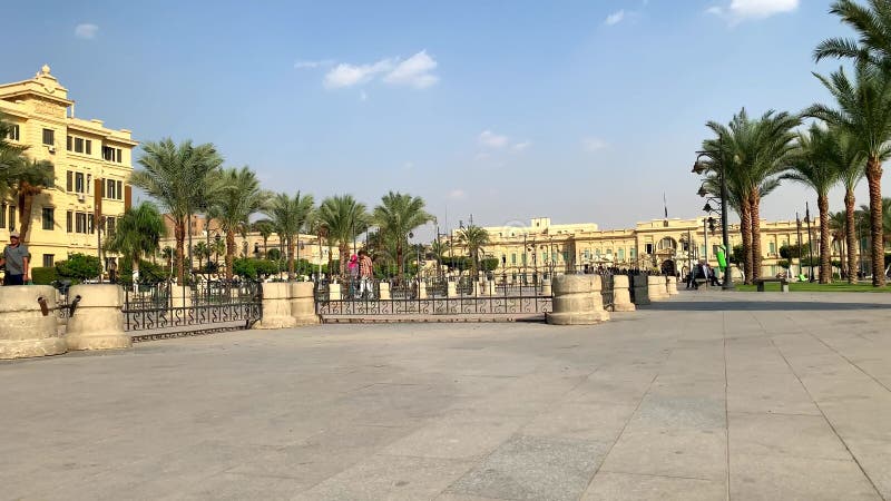 Hermosa vista de la escudería abdeen y palacio durante el día en el corazón de áfrica capital ciudad el cairo distrito de lujo. ca