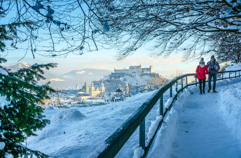 Hermosa vista de la montaña del horizonte de Salzburg en el invierno, Austria imagen de archivo libre de regalías Hermosa vista de la montaña del horizonte de Salzburg en el invierno, Austria imagen de archivo libre de regalías