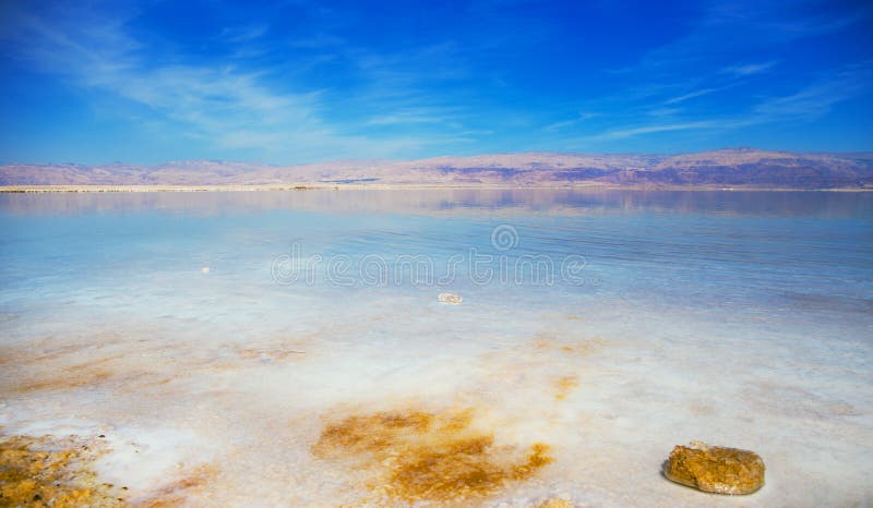 Hermosa vista de la orilla de mar muerta con agua clara Ein Bokek, Israel fotos de archivo libres de regalías Hermosa vista de la orilla de mar muerta con agua clara Ein Bokek, Israel fotos de archivo libres de regalías