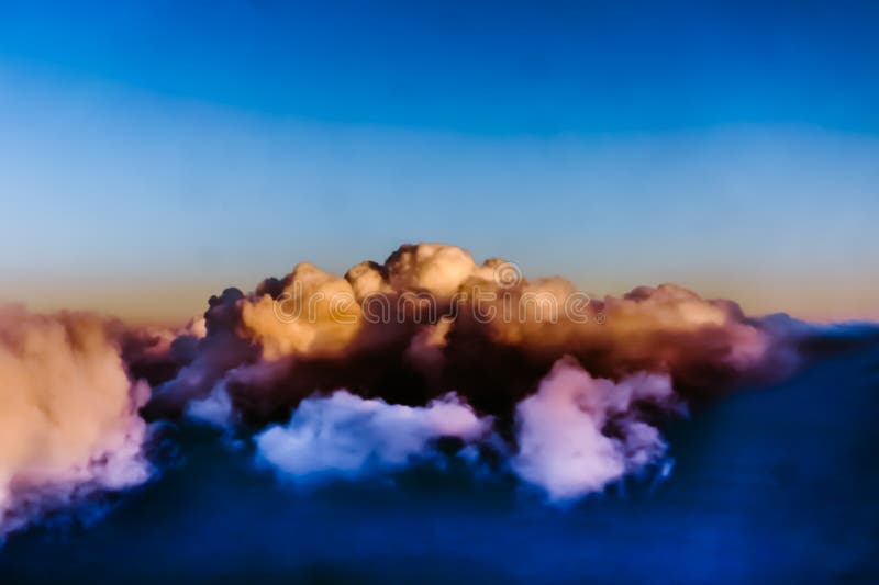 Hermosa vista de la ventana del aeroplano - nubes blancas azules rosáceas imagen de archivo Hermosa vista de la ventana del aeroplano - nubes blancas azules rosáceas imagen de archivo