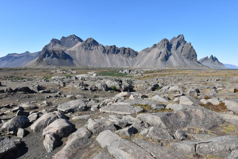 Hermosa vista de las montañas de Vestrahorn con la arena negra en frente cerca de Hoefn en Islandia imagenes de archivo Hermosa vista de las montañas de Vestrahorn con la arena negra en frente cerca de Hoefn en Islandia imagenes de archivo