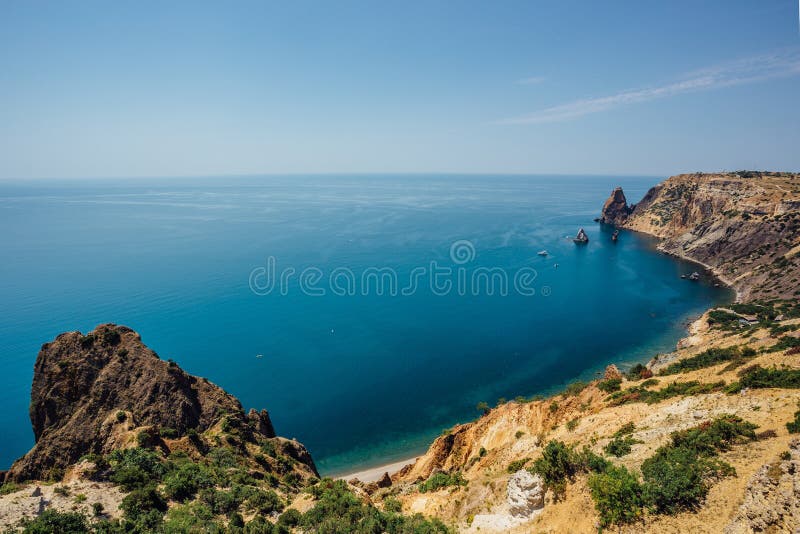 Hermosa vista de las montañas y de la costa rocosa del Mar Negro azul, cabo Fiolent, Crimea imágenes de archivo libres de regalías Hermosa vista de las montañas y de la costa rocosa del Mar Negro azul, cabo Fiolent, Crimea imágenes de archivo libres de regalías