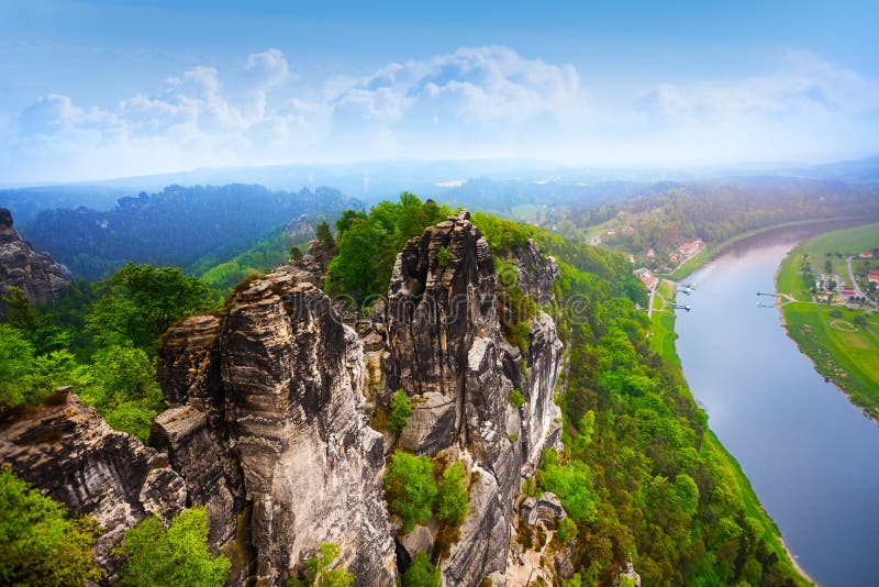 Hermosa vista de las rocas de Bastei, Sachsische Schweiz imagenes de archivo Hermosa vista de las rocas de Bastei, Sachsische Schweiz imagenes de archivo