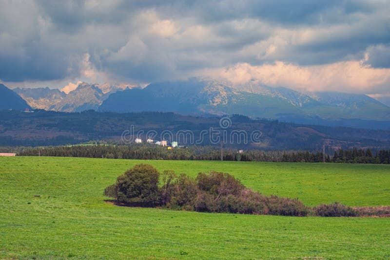 Hermosa vista de los picos de montaña y del prado verde en el paisaje de las montañas de Tatra, Eslovaquia del verano foto de archivo libre de regalías Hermosa vista de los picos de montaña y del prado verde en el paisaje de las montañas de Tatra, Eslovaquia del verano foto de archivo libre de regalías