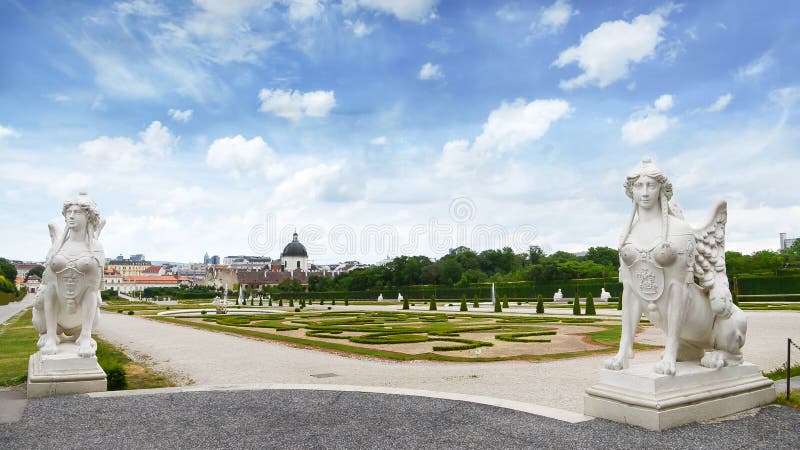 Hermosa vista del castillo famoso del belvedere de Schloss con la estatua de la esfinge, construida por Johann Lukas von Hildebra imágenes de archivo libres de regalías Hermosa vista del castillo famoso del belvedere de Schloss con la estatua de la esfinge, construida por Johann Lukas von Hildebra imágenes de archivo libres de regalías