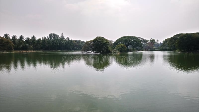 Hermosa vista del lago en el bagh lal, Bengaluru La India imagen de archivo Hermosa vista del lago en el bagh lal, Bengaluru La India imagen de archivo