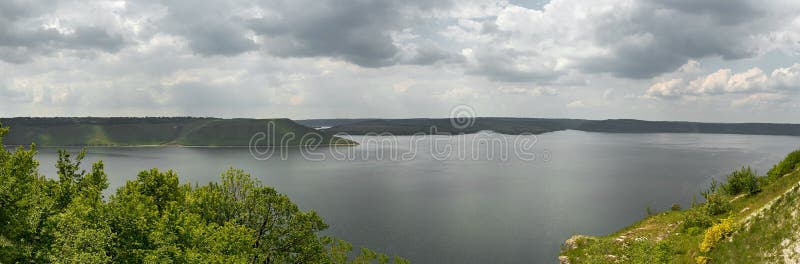 Hermosa vista del río Dniéster en Bakota imágenes de archivo libres de regalías Hermosa vista del río Dniéster en Bakota imágenes de archivo libres de regalías