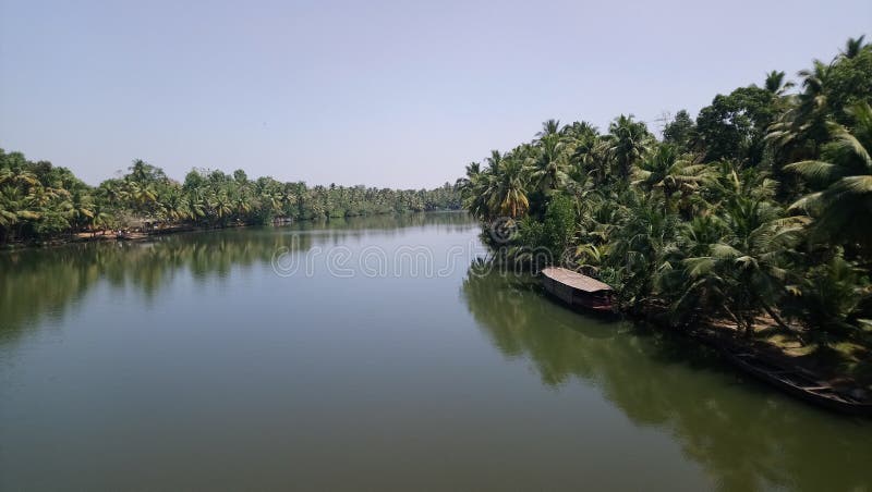 Hermosa vista del río en Kerala la India con los árboles del barco y de coco fotos de archivo libres de regalías Hermosa vista del río en Kerala la India con los árboles del barco y de coco fotos de archivo libres de regalías