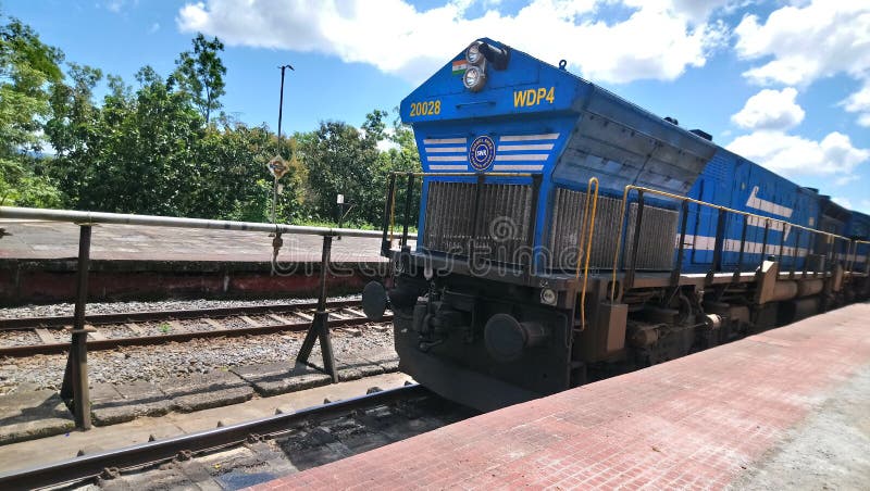 Hermosa vista del tren locomotor en la India imágenes de archivo libres de regalías Hermosa vista del tren locomotor en la India imágenes de archivo libres de regalías
