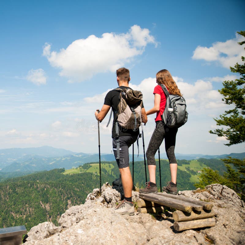 Hermosa Y Activa Pareja Joven Excursionismo En La Montaña O Hombre De ...