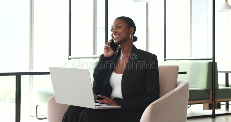 Hermosa y alegre mujer de negocios afroamericana hablando por teléfono móvil almacen de metraje de vídeo