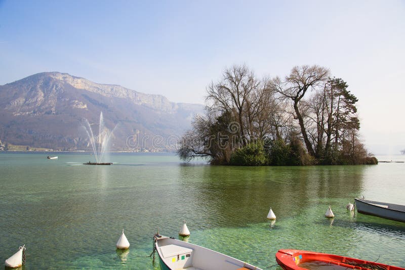 Hermosas vistas del lago Annecy en las montañas francesas, un día de primavera La ciudad de Annecy fotografía de archivo libre de regalías Hermosas vistas del lago Annecy en las montañas francesas, un día de primavera La ciudad de Annecy fotografía de archivo libre de regalías