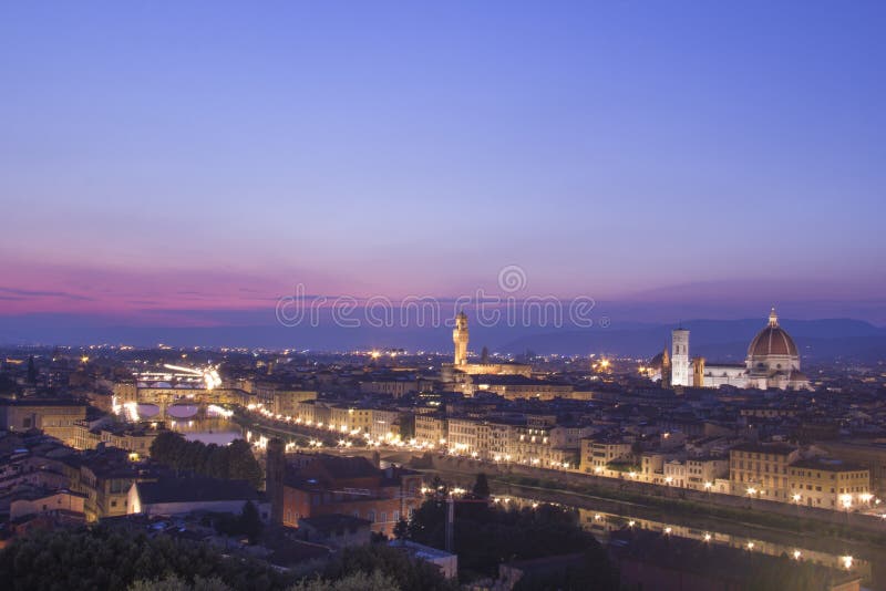 Hermosas vistas a Santa Maria del Fiore y a la torre del Belltower en Florencia, Italia imagen de archivo Hermosas vistas a Santa Maria del Fiore y a la torre del Belltower en Florencia, Italia imagen de archivo