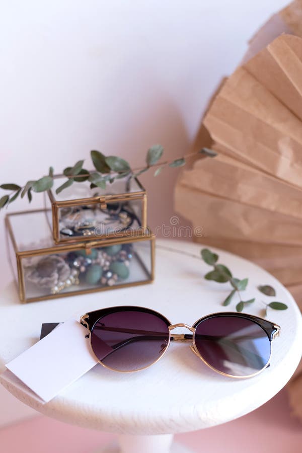 Hermoso Accesorio De Moda Para Mujer Lentes De Sol Sobre Fondo Blanco Y  Marrón Copiar Accesorios De Maquillaje De Espacio Foto de archivo - Imagen  de manera, vendas: 169756626