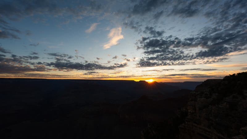 Hermoso amanecer colorido movimiento de nubes lapso sobre el Gran Cañón metrajes