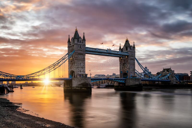 Hermoso amanecer detrás del puente Tower en Londres, Reino Unido imágenes de archivo libres de regalías Hermoso amanecer detrás del puente Tower en Londres, Reino Unido imágenes de archivo libres de regalías