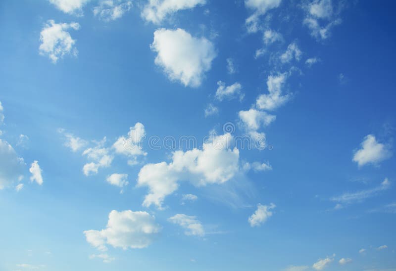 Hermoso Fondo Azul Cielo Con Grandes Nubes Jugosas Foto De Archivo