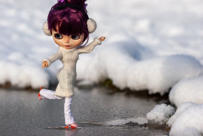 Hermoso, Muñeca Negra, Patines En Hielo, Pelo Púrpura Y Ropa De Invierno Imagen de archivo - Imagen de patines, púrpura: 158502743