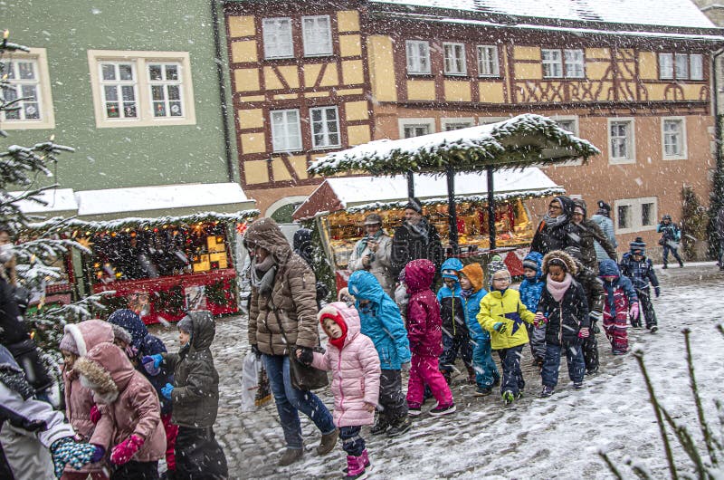 Hermoso paisaje del nevado mercado navideño con un grupo de niños en la ciudad medieval de Rothenburg ob der Tauber, Ro romántico imagen de archivo libre de regalías Hermoso paisaje del nevado mercado navideño con un grupo de niños en la ciudad medieval de Rothenburg ob der Tauber, Ro romántico imagen de archivo libre de regalías