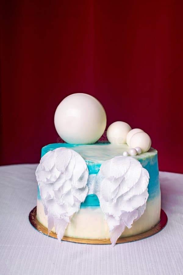 Hermoso Pastel De Bautizo Para Bebé. Torta Con Alas De ángel. Foto de  archivo - Imagen de alimento, delicioso: 202357806