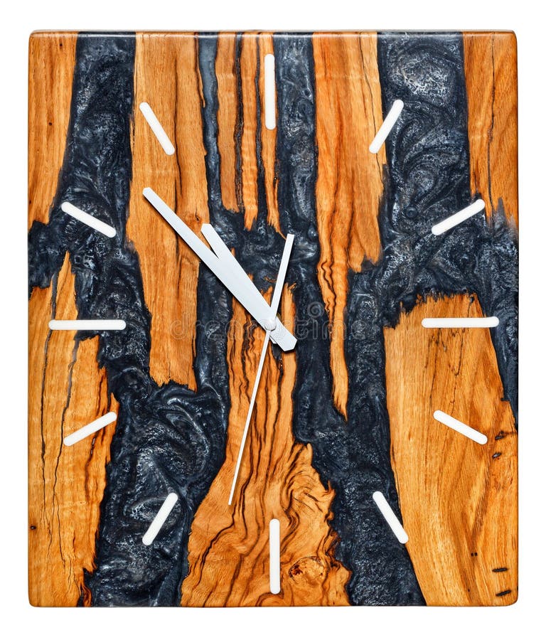 Hermoso reloj de pared rectangular hecho de un corte de una raíz de árbol y resina epoxi con una imitación de lava solidificada de fotos de archivo libres de regalías