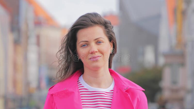 Hermoso retrato femenino melancólico Joven con antecedentes de ciudad almacen de video
